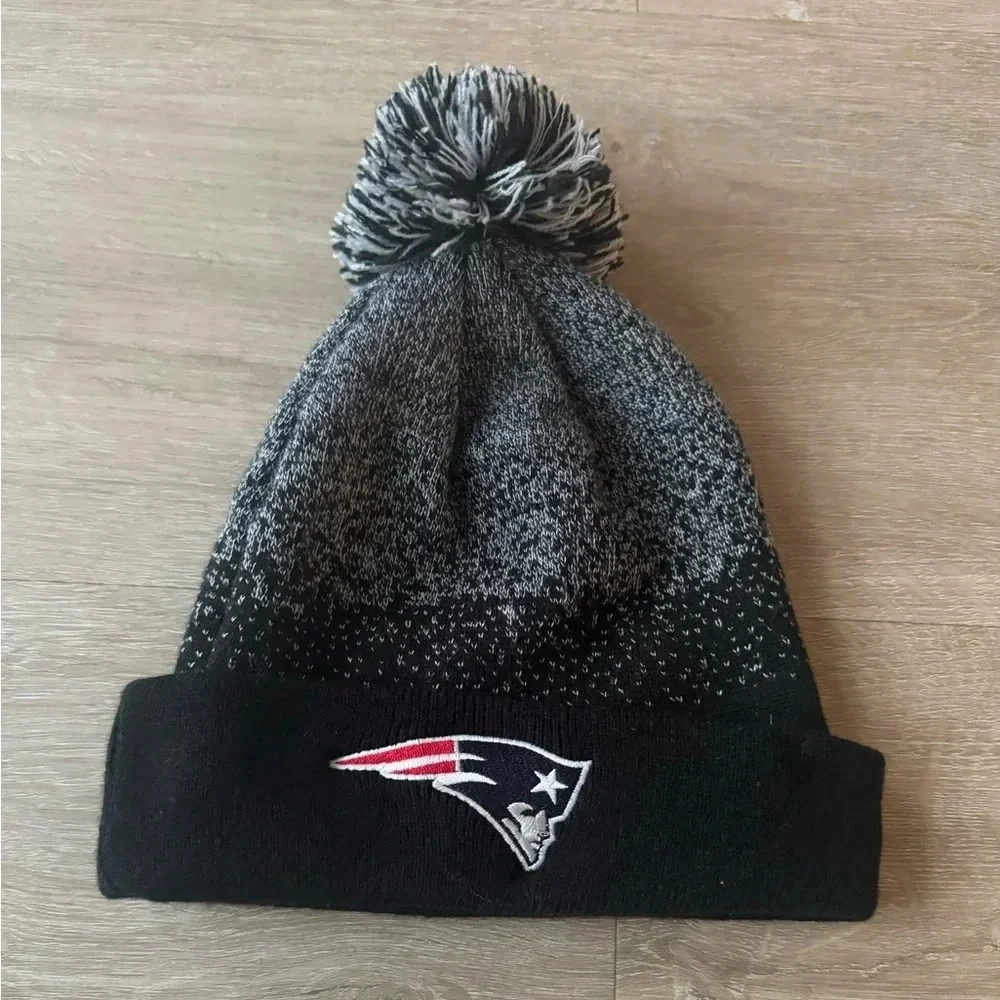 New Era New England Patriots Team Logo Cuffed Knit Hat with Pom Pom